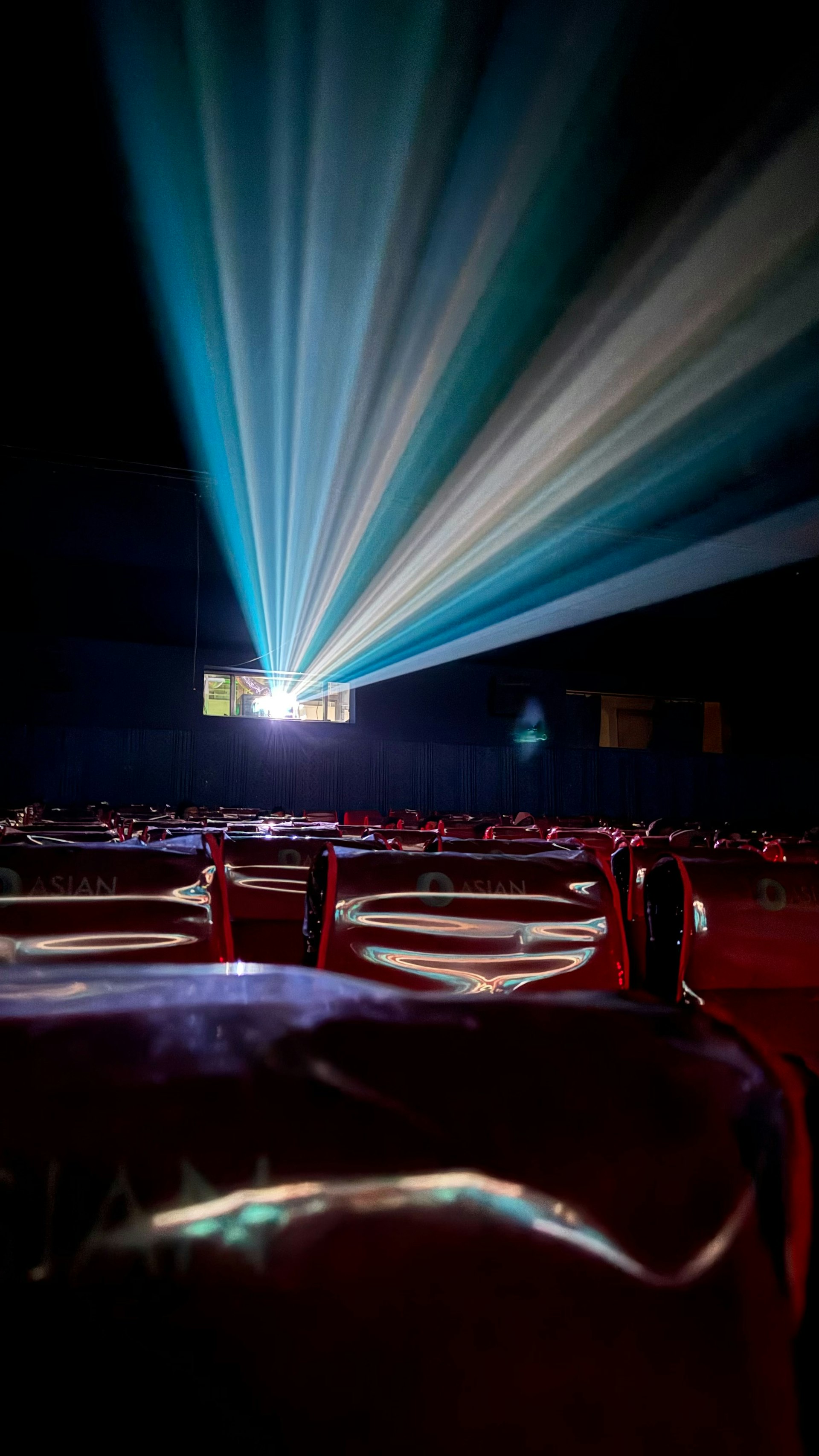 光の筋が差し込む無人の映画館